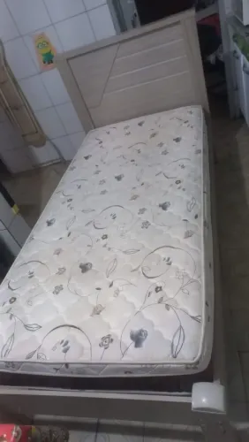 Vende-se uma cama de solteiro