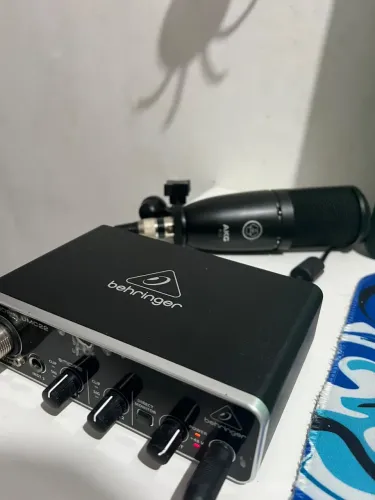 Microfone condensador AKG P120 + Interface Behringer UMC 22 