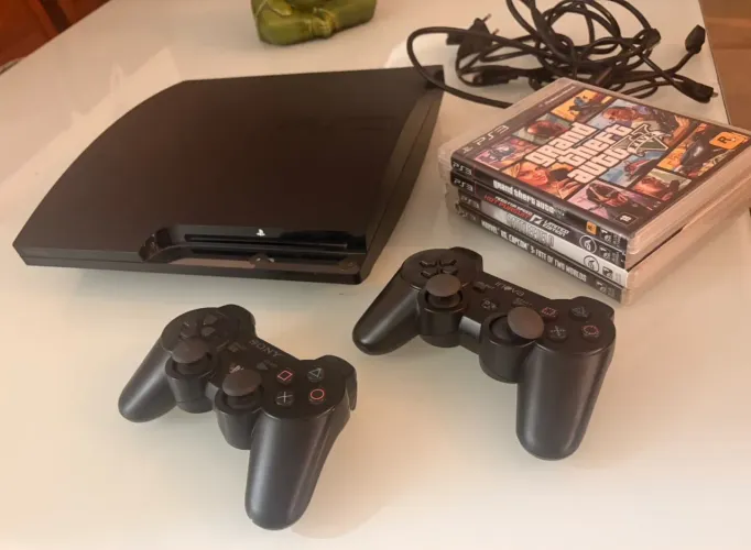 PS3 Slim Desbloqueado + 5 jogos e 2 controles