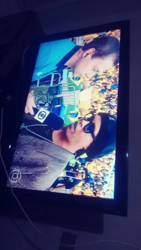 Televisão Samsung 40 polegadas funciona perfeitamente Controle e Suporte.
