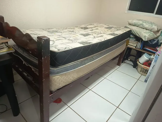 Cama de solteiro madeira boa