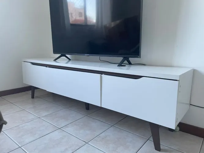 Rack para TV Branco com Pés de Madeira