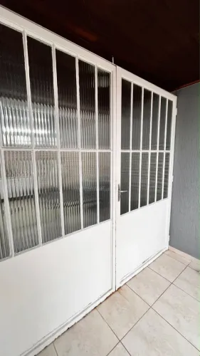 Porta usada de ferro com vidro canelado 2,36x2,30