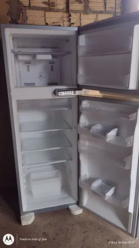 Vende-se uma geladeira