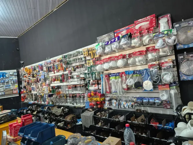 Ferragista completa com muita mercadoria