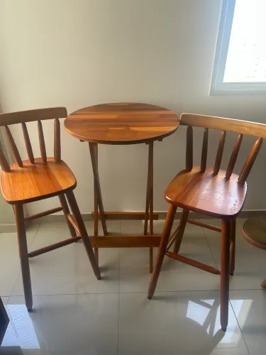Mesa e banquetas