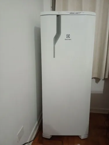 Geladeira semi nova 240L