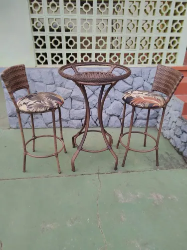 Jogo bistrô com 2 banquetas de fibra sintética 