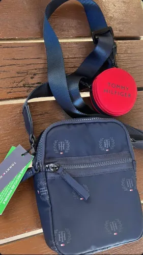 Bolsa tiracolo Tommy Hilfiger na etiqueta 