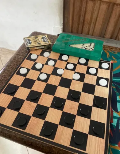 Coloca no título: Kit Jogos de Mesa - Damas + Dominó + Baralho Copag Plástico