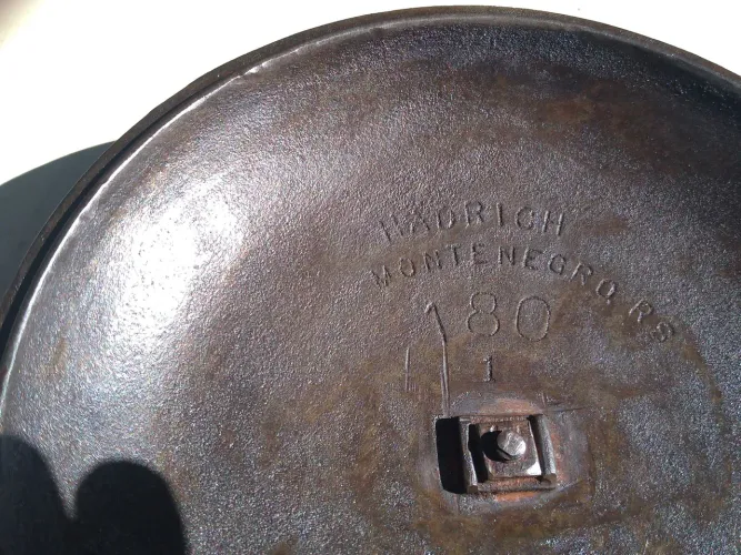 Tampa 18 cm ferro fundido usada