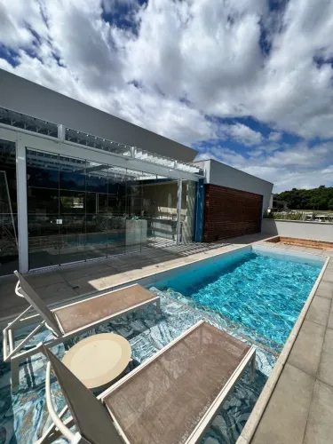 Casa com piscina e área gourmet em Condomínio Fechado em Criciúma