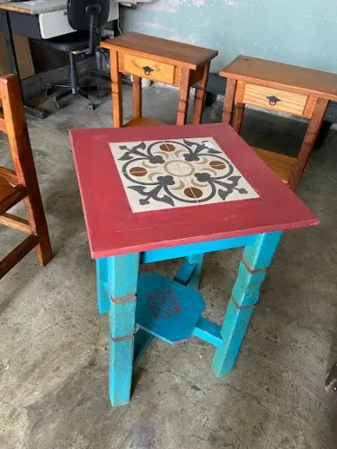 Mesa auxiliar em madeira com cerâmica e patina