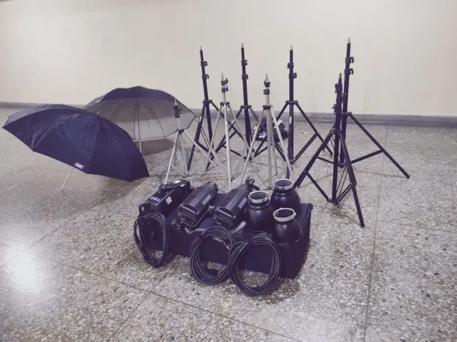 OPORTUNIDADE ! EQUIPAMENTO IMPORTADO: 3 FLASHES TRAVELITE + 8 TRIPÉS + MALA DE ACESSÓRIOS