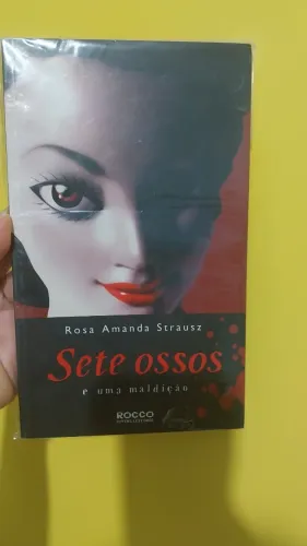 Sete ossos e uma maldição - Rosa Amanda Strausz