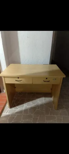 Mesa de madeira maciça com 2 gavetas 