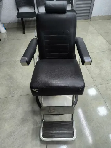 Vende se cadeira de barbeiro mais bancada