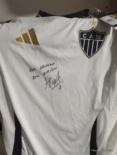 Grande oportunidade. Blusa autografada pelo Hulk