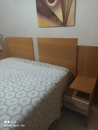 Cabeceira de cama ajustável com duas gavetas
