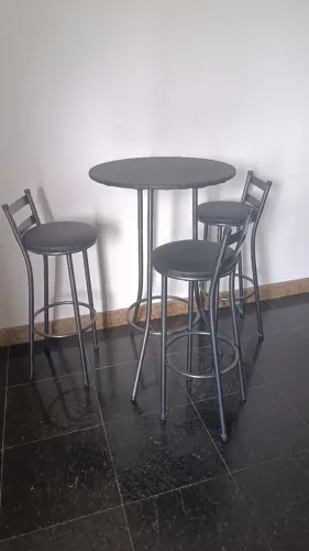 Bistro alto com 3 banquetas inclusas novo