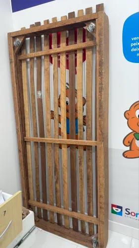 Cama de solteiro com estrado de rodinha