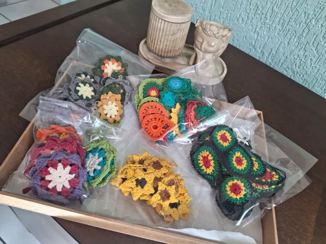 Bordados computadorizados, crochê e outros trabalhos manuais.