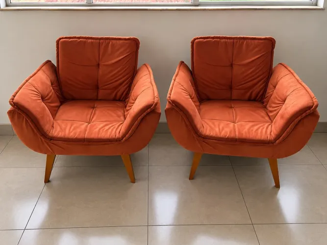 Par de Poltronas Decorativas Terracota com Pés de Madeiramento 