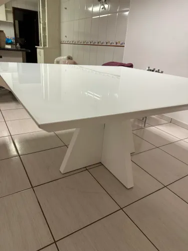 Mesa de vidro quadrada 1.50 por 1.50 o preço está baixo por ter um trinca no canto da mesa