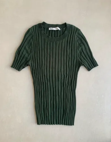 Blusa Zara verde canelada e linha - M