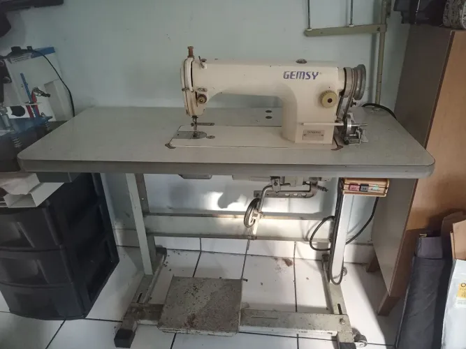 Máquina de costura reta industrial