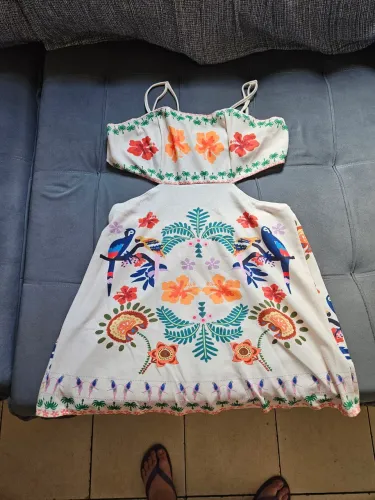 Vestido estampado<br>papagaio tropical colorido, decote nas<br>costas. Plus Size