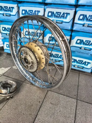 Roda traseira de moto raiada