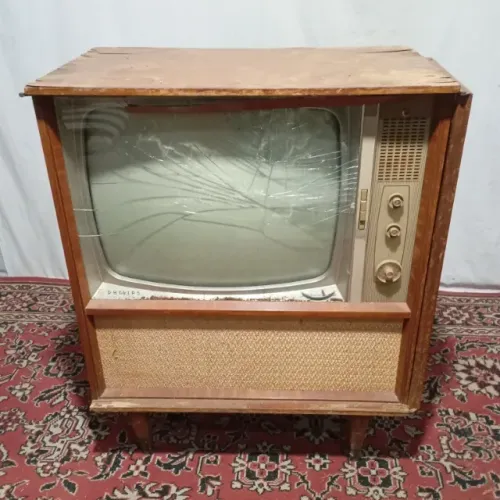 Antiga tv para restauro em móvel com vidro quebrado 