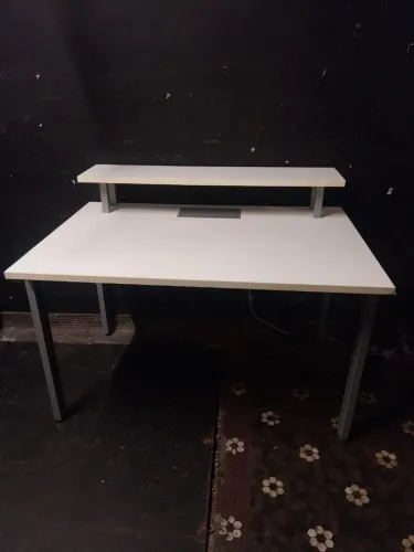 Mesa de Escritório c/ Caixa de tomada Linda