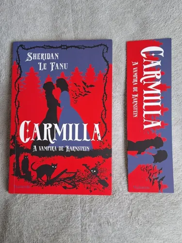 Livro Carmilla com marca página