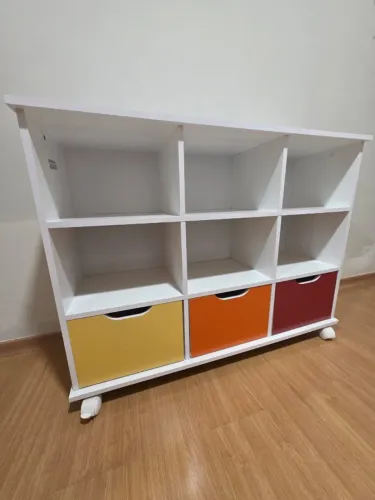 Armário organizador para livros e brinquedos