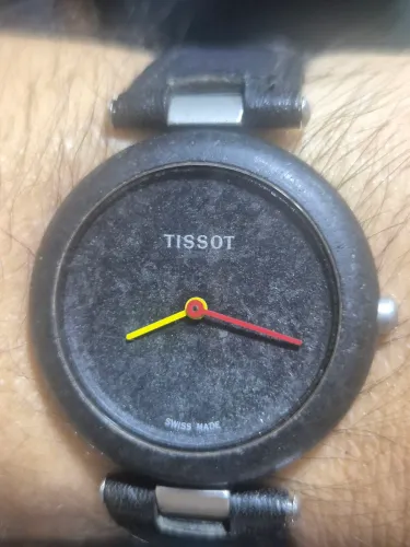 Relógio TISSOT ROCKWATCH  R150 (FEITO NO GRANITO)  SWISS MADE  -  FUNCIONANDO 