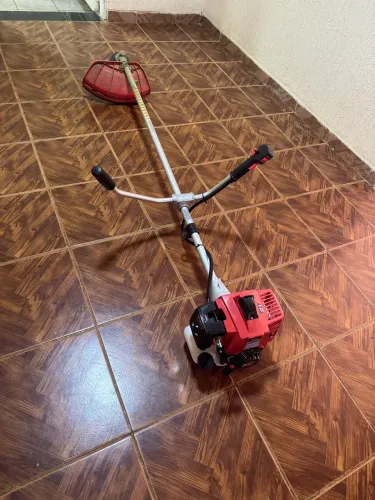Roçadeira Toyama