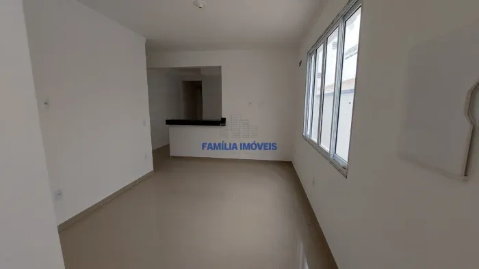 Casa sobreposta baixa à venda 3 suites quintal Aparecida Santos/SP