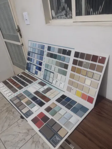 Pastilhas de porcelanas de várias cores e modelos
