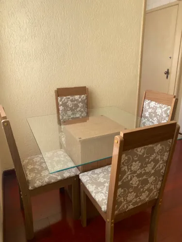 Mesa de vidro com 4 cadeiras