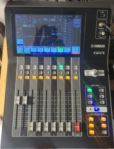 Mesa de som digital Yamaha DM3 com placa Dante integrada, 16 canais.