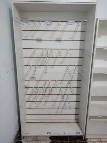 Gôndola / Móvel Expositor com Painel Canaletado e Ganchos