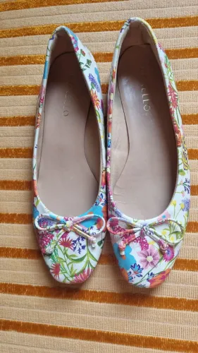 Sapato Corello. Couro legítimo.  Tenho um 36 e um 37. Pouco usado