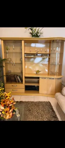 Vendo belíssima estante cristaleira