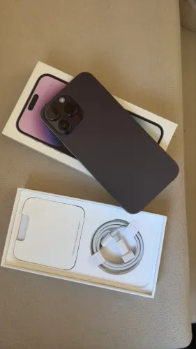 iPhone 14 Pro Max roxo