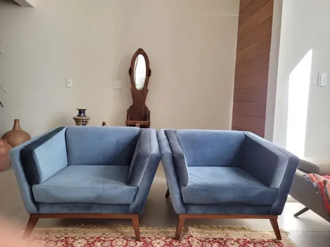 Poltrona em veludo azul com pés de madeira