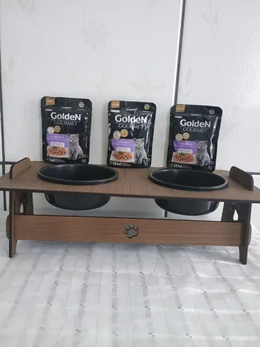 Comedouro e bebedouro e três pestisco para gato novos