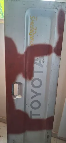 Traseira da Toyota, ano 2001, em bom estado.
