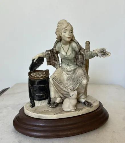 Muito Lindo e Alto Bibelô Vintage "Vendedora de Castanhas" de Resina para Colecionadores
